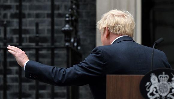 El primer ministro británico, Boris Johnson, se va después de hacer una declaración frente al número 10 de Downing Street, en el centro de Londres, el 7 de julio de 2022. - Johnson renunció como líder del Partido Conservador, después de tres tumultuosos años en el cargo marcados por el Brexit, el covid y los crecientes escándalos. (Foto de JUSTIN TALLIS / AFP)