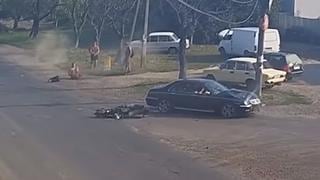 Motociclista encara a conductor que lo había atropellado segundos antes [VIDEO]