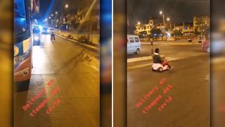 Joven usa carrito de juguete para transportarse por las calles de Lima