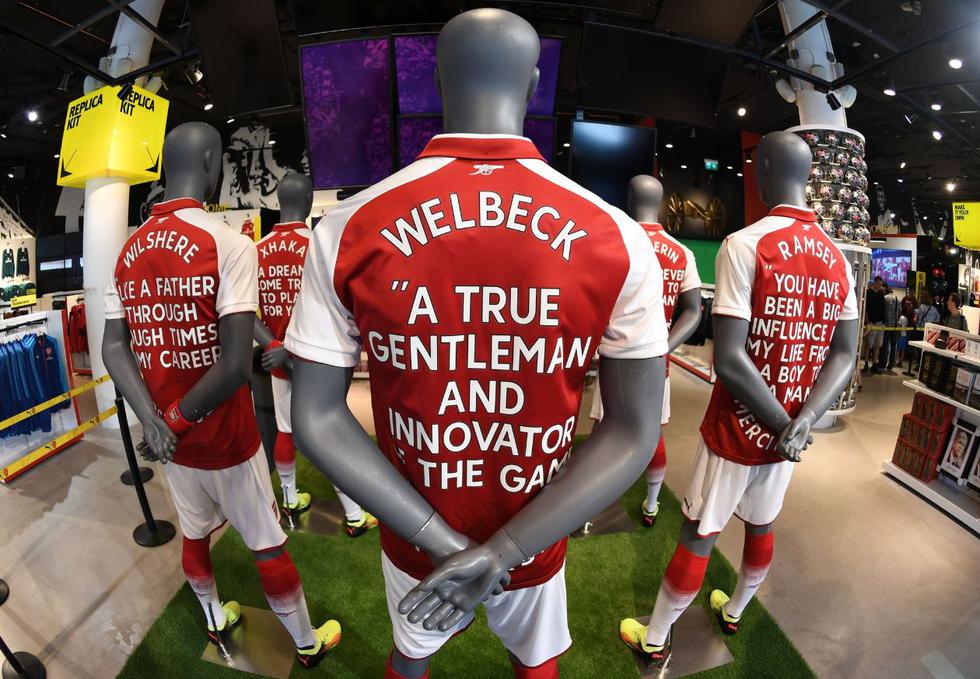 Arsène Wenger se despide del público del Arsenal en el Emirates Stadium este domingo. (@Arsenal)
