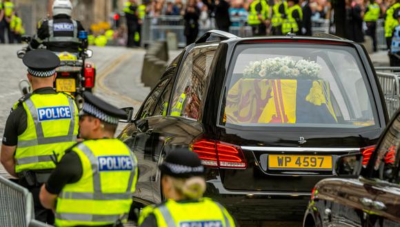 El coche fúnebre que transportaba el ataúd de la reina Isabel II, envuelto en el estandarte real de Escocia, es conducido en Edimburgo, en ruta hacia el Palacio de Holyroodhouse, el 11 de septiembre de 2022. (Foto de Andrew O'Brien / PISCINA / AFP)