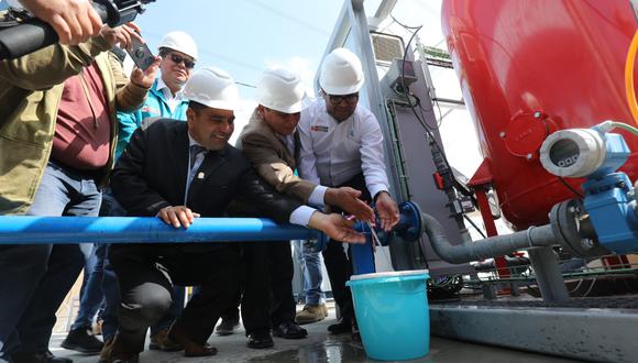 Funcionarios del OTASS, y autoridades locales de Cañete y de Nuevo Imperial abren la llave de la planta inaugurada hoy.