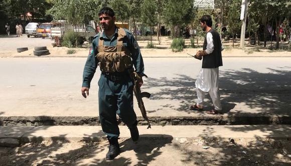 Un policía afgano vigila el sitio de un ataque en Kabul, Afganistán. (Foto: Reuters)