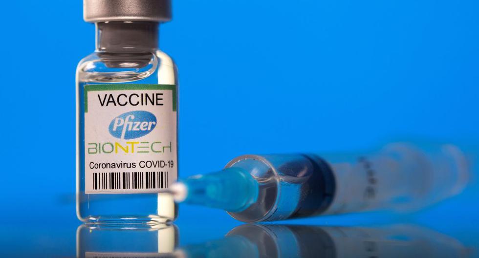 Un frasco etiquetado con la vacuna Pfizer-BioNTech contra la enfermedad del coronavirus (COVID-19) se ve en esta fotografía tomada el 19 de marzo de 2021. (REUTERS/Dado Ruvic).