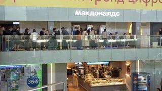 Largas colas y muchas fotos en el último McDonald’s en Rusia