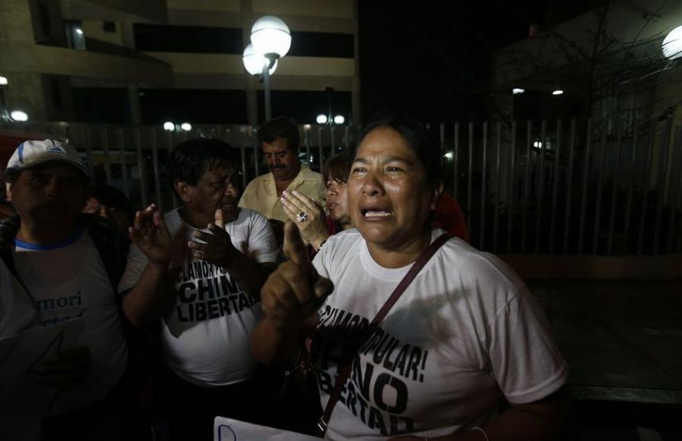 Simpatizantes de Alberto Fujimori celebran su liberación. (Renzo Salazar)