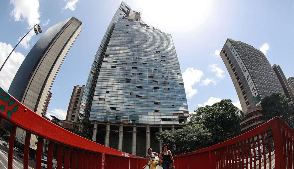 Es el principio del fin para uno de los lugares más extraños de Caracas: la llamada Torre de David. (AFP)