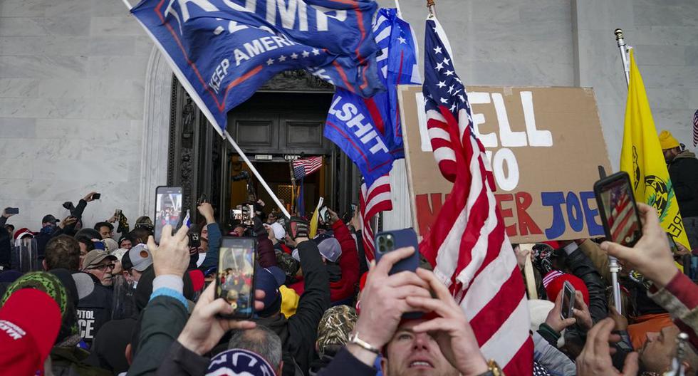 Los partidarios de Trump se reúnen frente al Capitolio, el miércoles 6 de enero de 2021 en Washington. (Foto AP / John Minchillo).