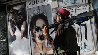Afganistán: la imagen de la mujer desaparece en las calles de Kabul