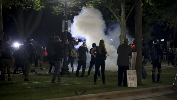 Los manifestantes marchan durante una protesta contra el tiroteo de Jacob Blake en Kenosha, Wisconsin. (Foto: Kamil Krzaczynski / AFP).