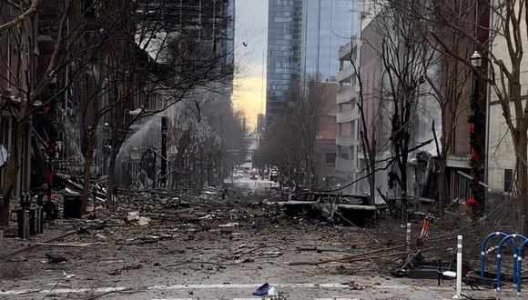En esta foto de la página de Twitter del Departamento de Bomberos de Nashville, se ven daños en una calle después de una explosión en Nashville, Tennessee, el 25 de diciembre de 2020. (Departamento de Bomberos de Nashville / AFP)