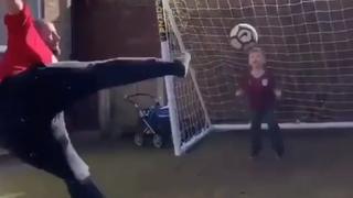 YouTube: le tiró un pelotazo en la cara a su hijo y su reacción se hizo viral  [VIDEO]