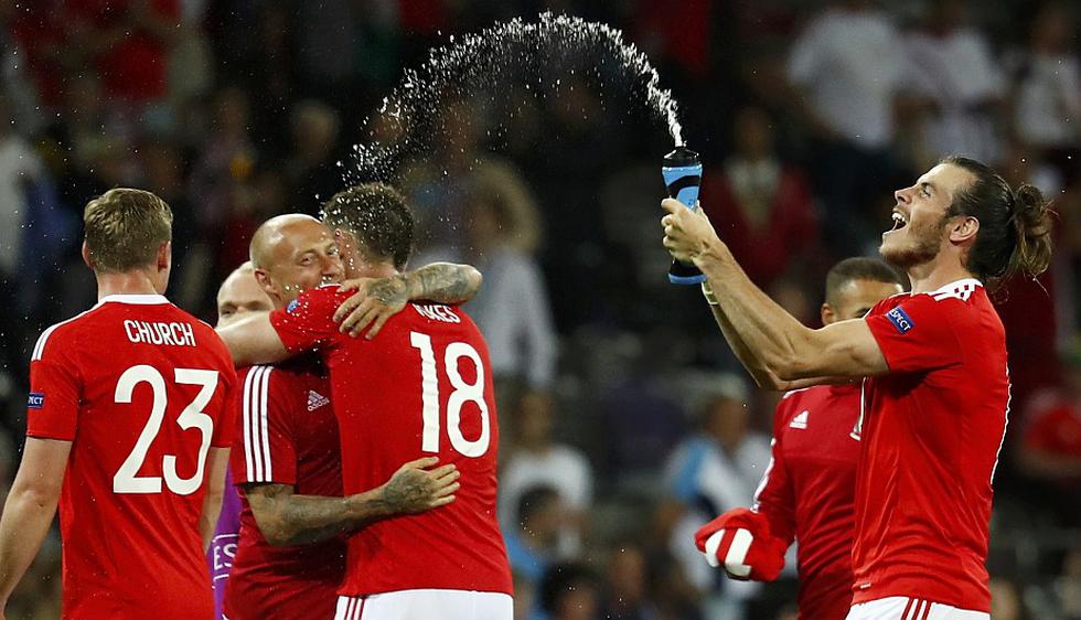 Gales goleó 3-0 a Rusia y logró histórico pase a octavos de la Eurocopa 2016. (Reuters)