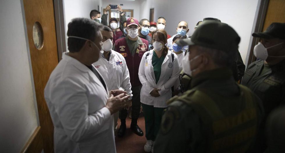 Miembros del personal militar y médico venezolano usan máscaras protectoras durante un recorrido por el Hospital Clínico Universitario, en Caracas. (AP/Referencial).