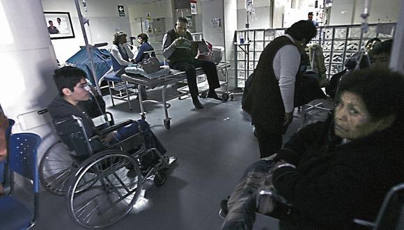 ALTA DEMANDA. Los hospitales públicos están hacinados y muchos no cuentan con equipos. (Perú21)