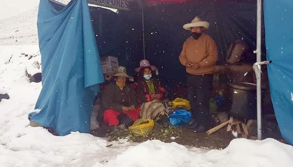 Cusco: Comuneros de Chumbivilcas permanecen apostados por inmediaciones de la mina Constancia en protesta contra la empresa minera Hudbay, pese a las lluvias, granizo y nevada. (Foto Difusión)