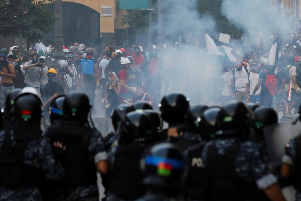 Los manifestantes se enfrentan a las fuerzas de seguridad durante las protestas contra el gobierno en Beirut, Líbano. (REUTERS/Mohamed Azakir).