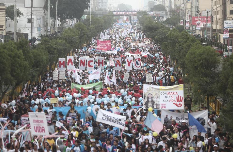 Miles de ciudadanos se concentraron en el cruce de las avenidas Brasil y El Ejército para participar en la anunciada 'Marcha por la Vida 2018'. (César Campos/Perú 21)
