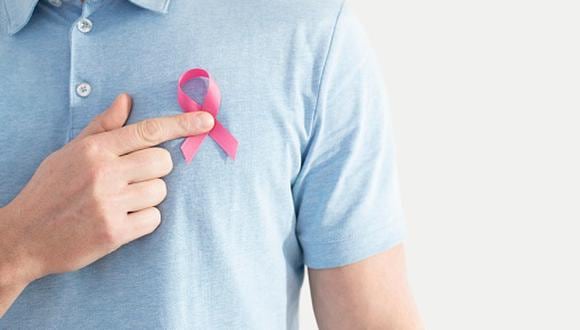 Hombre que lleva una cinta de concientización sobre el cáncer de mama en varones. (Foto: Getty Images)