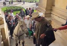 Senador colombiano Barrera ingresa a caballo a la sede del Congreso [VIDEO]