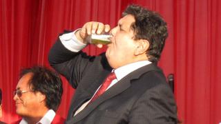 Alan García bebió cerveza en Chiclayo y culpó al gobierno de la reducción del crecimiento económico [Video]