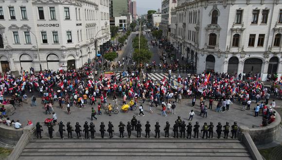 Cientos de manifestantes llegan a la plaza San Martin alzando su voz de protesta en contra del gobierno de Dina Boluarte. (Fotos:  jorge.cerdan/@photo.gec)