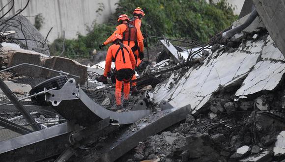 Miembros de los servicios de emergencia buscan entre los escombros posibles personas atrapadas. (EFE)
