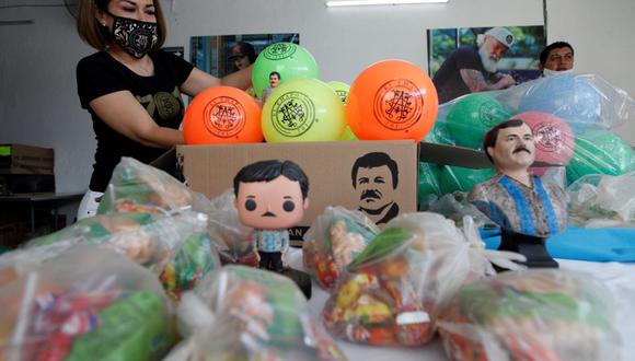 Personal de la marca el "Chapo 701" entrega juguetes y dulces a niños en situación vulnerable este sábado, como conmemoración del Día del Niño, y como apoyo ante la contingencia sanitaria por COVID-19, en la ciudad de Guadalajara, estado de Jalisco, México. (Foto: EFE/ Francisco Guasco)