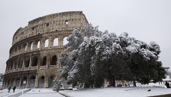 En Roma, los monumentos históricos se cubrieron de nieve luego de 27 años. (AP)