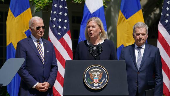La primera ministra de Suecia, Magdalena Andersson, con el presidente de Estados Unidos, Joe Biden, y el presidente de Finlandia, Sauli Niinist, hablan en el Rose Garden luego de una reunión en la Casa Blanca en Washington, DC. (Foto de MANDEL NGAN / AFP)