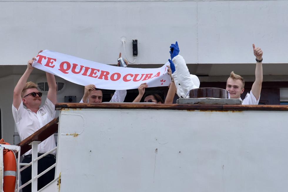 Los miembros de la tripulación del crucero británico MS Braemar tienen un cartel que dice "Te amo Cuba" en el puerto de Mariel. (Foto: AFP)