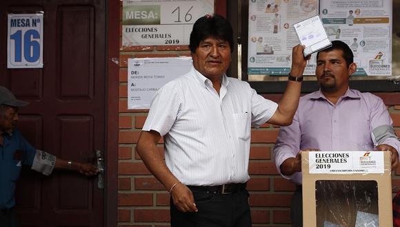 El presidente de Bolivia, Evo Morales, posa para una foto antes de emitir su voto en Villa 14 de Septiembre, en la región del Chapare, Bolivia. (Foto: AP)