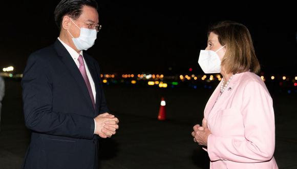 La presidenta de la Cámara de Representantes de los Estados Unidos, Nancy Pelosi, siendo recibida a su llegada al aeropuerto de Sungshan en Taipei. (Foto de Handout / Ministerio de Relaciones Exteriores de Taiwán (MOFA) / AFP)