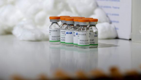 Diversos medios calculan que el costo de cada dosis de la vacuna de Sinopharm sería de US$ 26. (Foto: EFE)