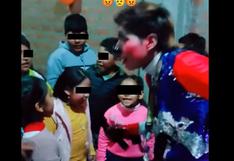 [VIDEO] Sujeto vestido de payaso obliga a niños a gritar “Dina asesina”