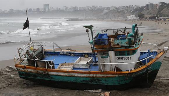 NAVE VARADAS. Las inmensas olas afectaron algunas embarcaciones en Chorrillos. (César Fajardo)