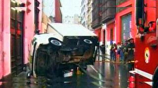 Llovizna provocó choque y volcadura de una furgoneta en el Centro de Lima