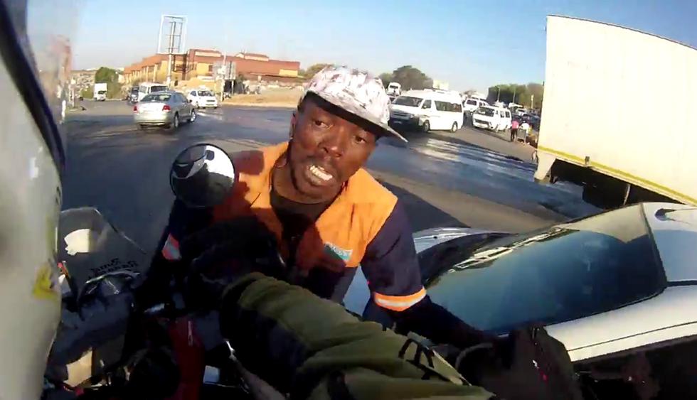 El motociclista frustró el asalto al paso del que fue testigo en una calle de Sudáfrica. (Crédito: Anton Damhuis en Facebook)