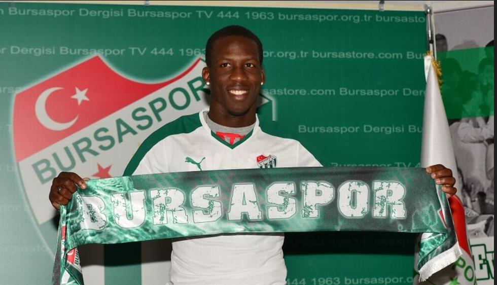 El contrato de Luis Advíncula será por tres temporadas y su debut podría darse el próximo sábado (Bursaspor.org.tr)