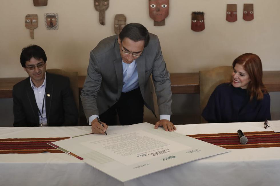 Martín Vizcarra firma declaración por una alimentación para siempre en Urubamba, Cusco. (Fotos: Renzo Salazar/GEC)