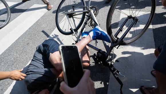 El presidente de EE.UU., Joe Biden, se cae de su bicicleta cuando se acerca a los simpatizantes después de un paseo en bicicleta en el Parque Estatal Gordon's Pond en Rehoboth Beach, Delaware, el 18 de junio de 2022. (Foto: SAUL LOEB / AFP)