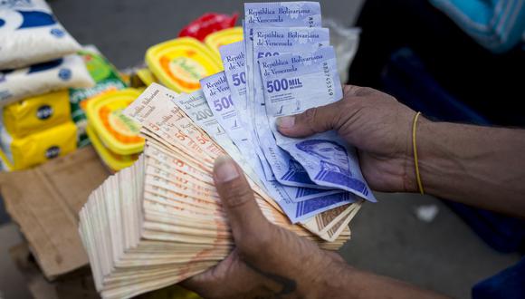 El viernes entra en vigencia una reconversión monetaria en Venezuela, que le quitará ceros a su destruida moneda, el bolívar (Foto: Pedro Rances Mattey / AFP)