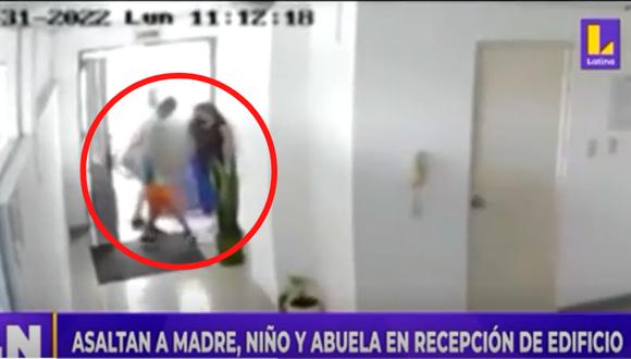 Cámaras de seguridad registraron el asalto a madre de familia cuando ingresaba a la recepción de su edificio. Foto: Latina