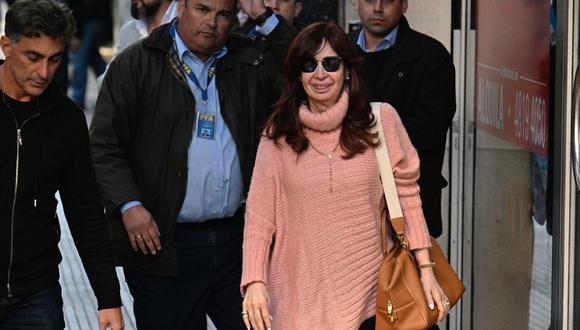 Argentine Vice President Cristina Fernandez de Kirchner walks to greet her supporters outside her residence in Buenos Aires, on September 2, 2022. - Messages of shock and solidarity poured in from around the world Friday after a man tried to shoot Argentine Vice President Cristina Kirchner in an attack captured on video.
La vicepresidenta argentina, Cristina Fernández de Kirchner, camina para saludar a sus seguidores frente a su residencia en Buenos Aires, el 2 de septiembre de 2022. (Foto de LUIS ROBAYO / AFP)