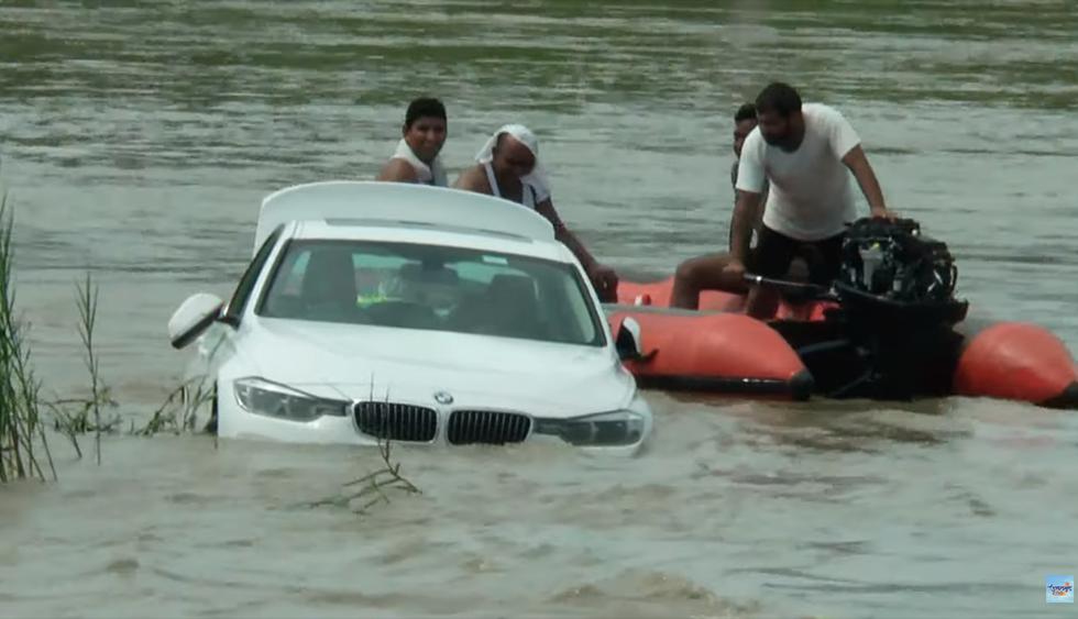 Un joven tiró al río el BMW que le regalaron sus padres porque les había pedido un Jaguar. (YouTube | Uttarakhand Post)