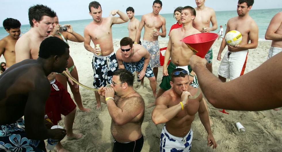 Jóvenes se divierten en South Beach a pesar de las medidas anunciadas por el estado de Florida. (AFP)
