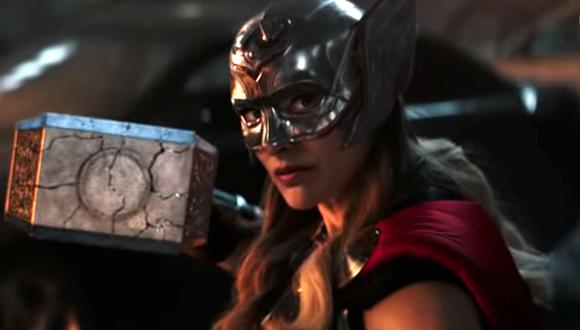 Natalie Portman como Mighty Thor en "Thor: Love and Thunder" sosteniendo a Mjolnir (Foto: Marvel Studios)
