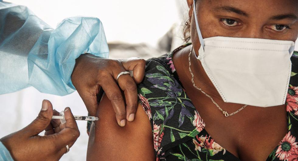 Trabajadores de la salud del Hospital Joseph Ravoahangy Andrianavalona administran una dosis de la vacuna Oxford / AstraZeneca contra el coronavirus. (Foto referencial / RIJASOLO / AFP).