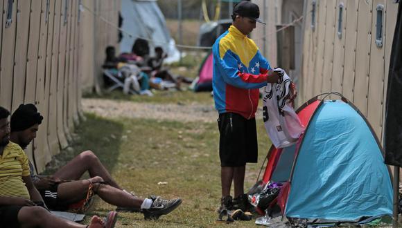 Migrantes permanecen en la Estación de Recepción de Migrantes (ESM) de San Vicente en Meteti, provincia de Darién, Panamá, cerca de la frontera con Colombia, el 11 de febrero de 2021. (Foto de ROGELIO FIGUEROA / AFP)