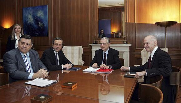 Giorgos Karatzaferis, Antonis Samaras y Giorgos Papandreou junto a Lucas Papademos. (Reuters)